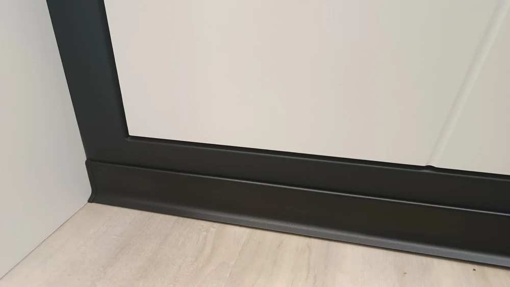 Плинтус алюминиевый Волшебная палочка 80 мм 3,0 м Чёрный матовый