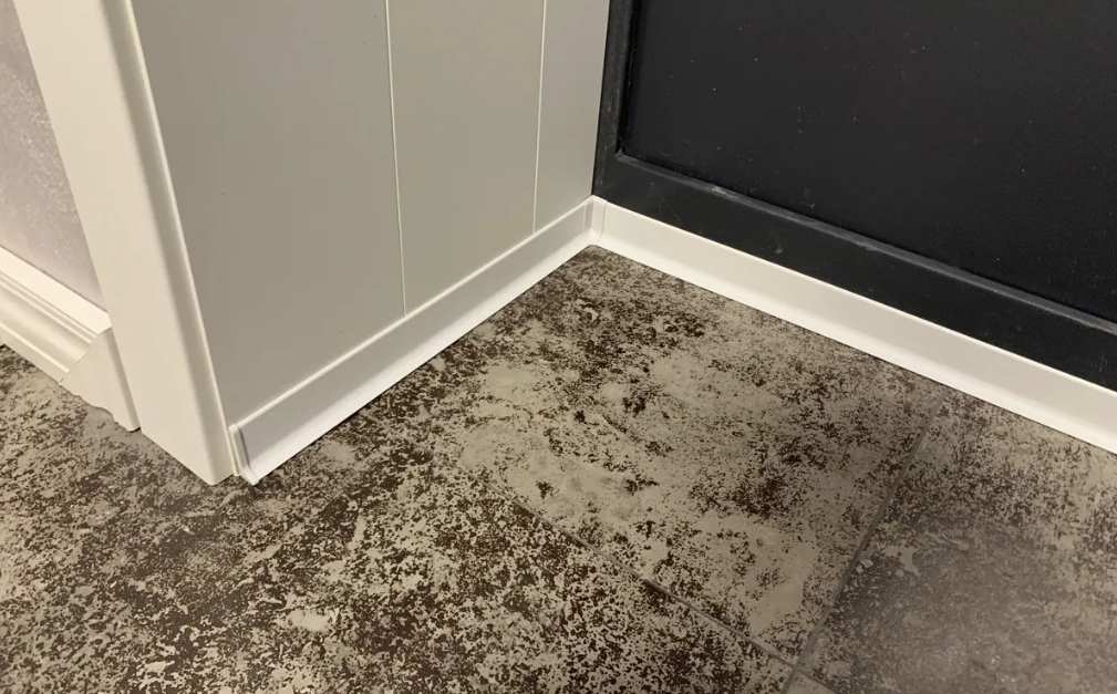 Плинтус алюминиевый 60 мм ПЛ-60 (92481PF7) белый муар 3м.