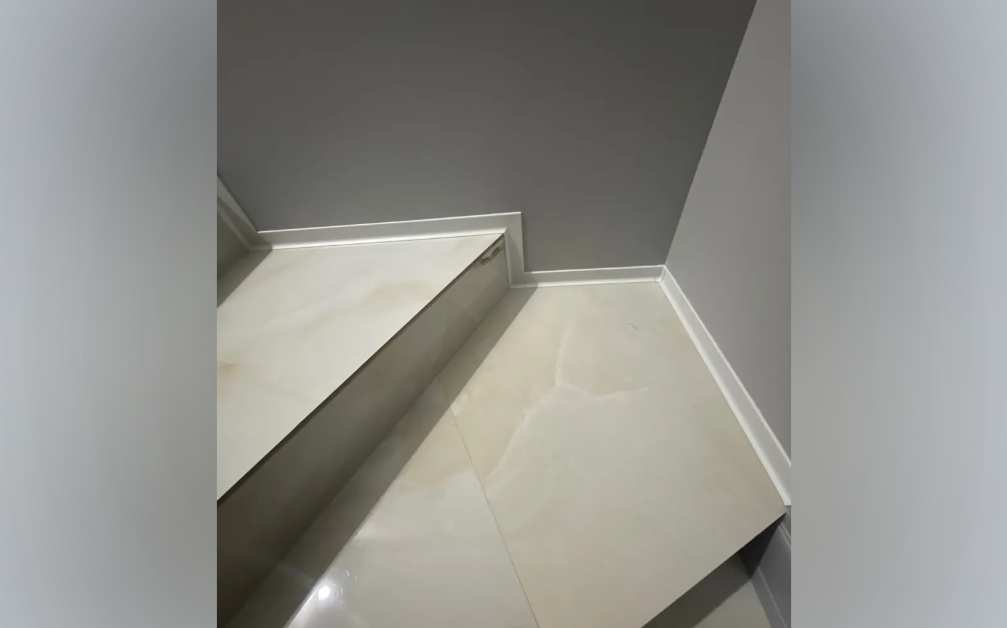 Плинтус алюминиевый 80 мм ПЛ-80 белый муар 3м.