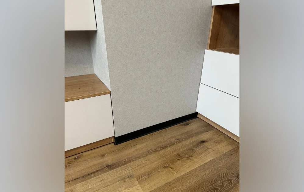 Плинтус алюминиевый Волшебная палочка 40 мм 3,0 м Чёрный матовый