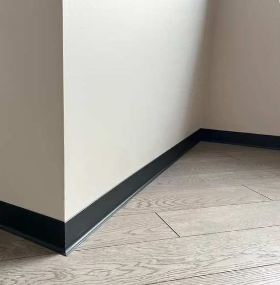 Плинтус алюминиевый Волшебная палочка 80 мм 3,0 м Чёрный матовый