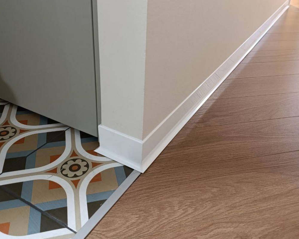 Плинтус алюминиевый 80 мм ПЛ-80 белый муар 3м.