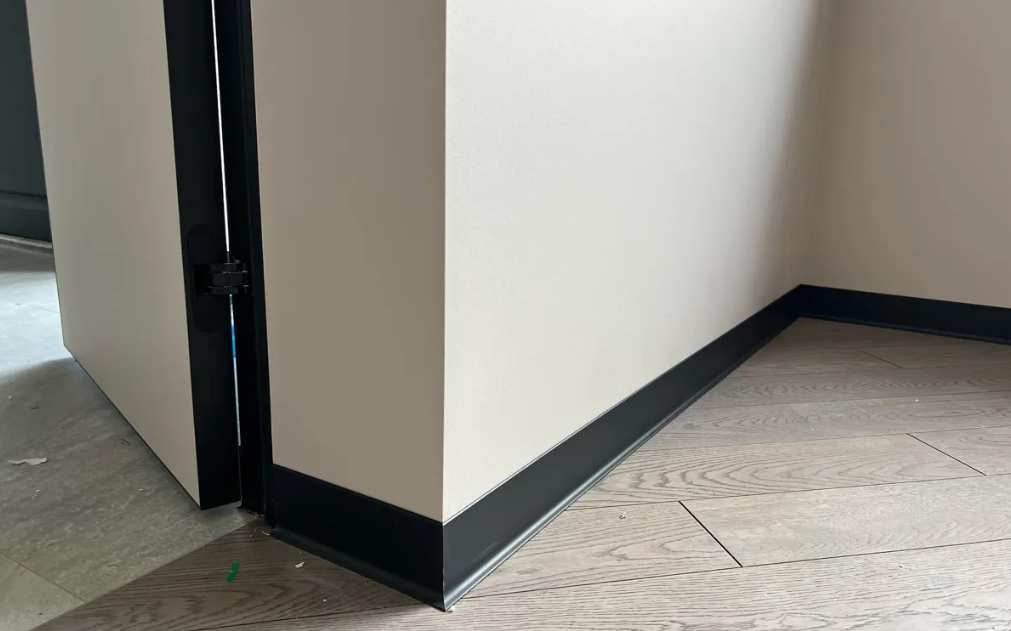 Плинтус алюминиевый 80 мм ПЛ-80 черный муар 3м