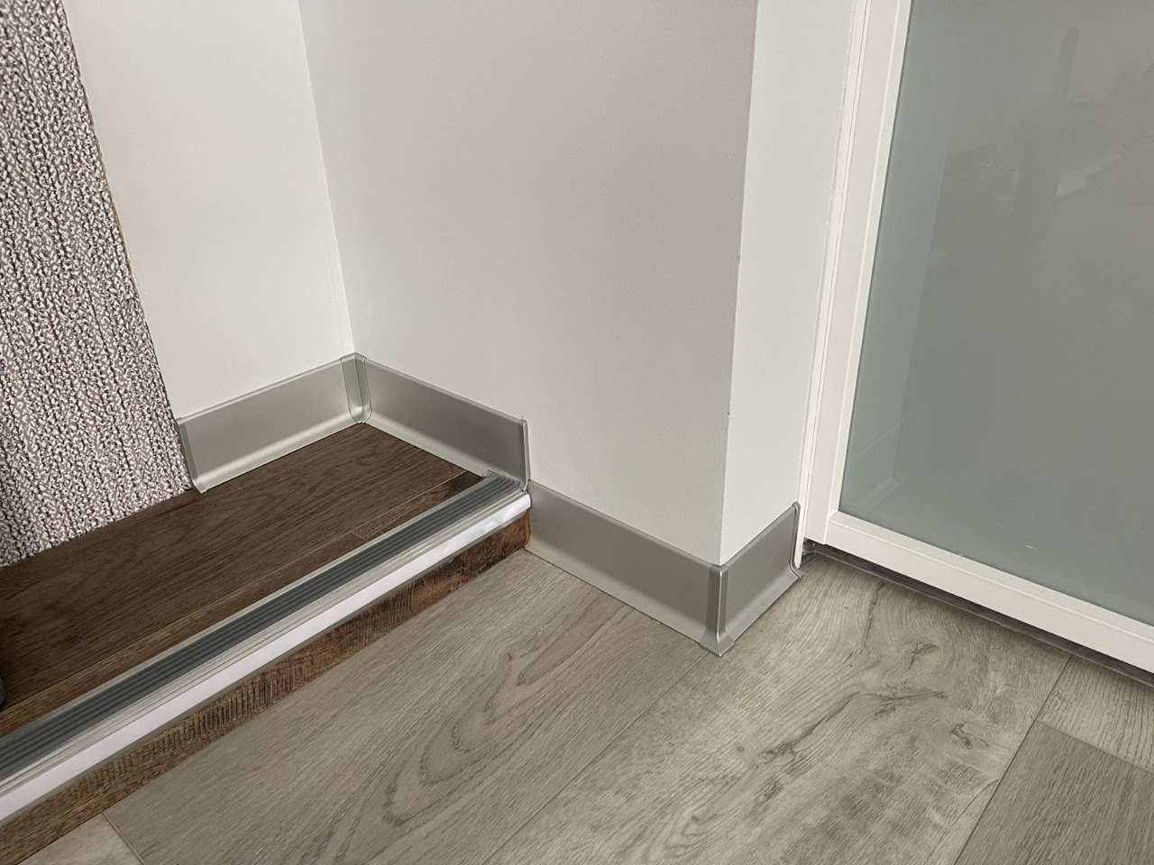 Алюминиевый плинтус AKBD80-MS 2,5м Серебро матовое