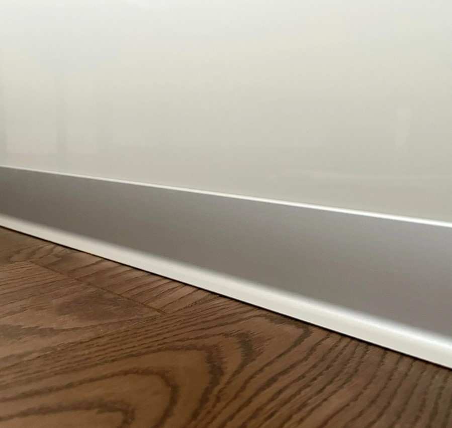 Алюминиевый плинтус AKBD80-MS 2,5м Серебро матовое