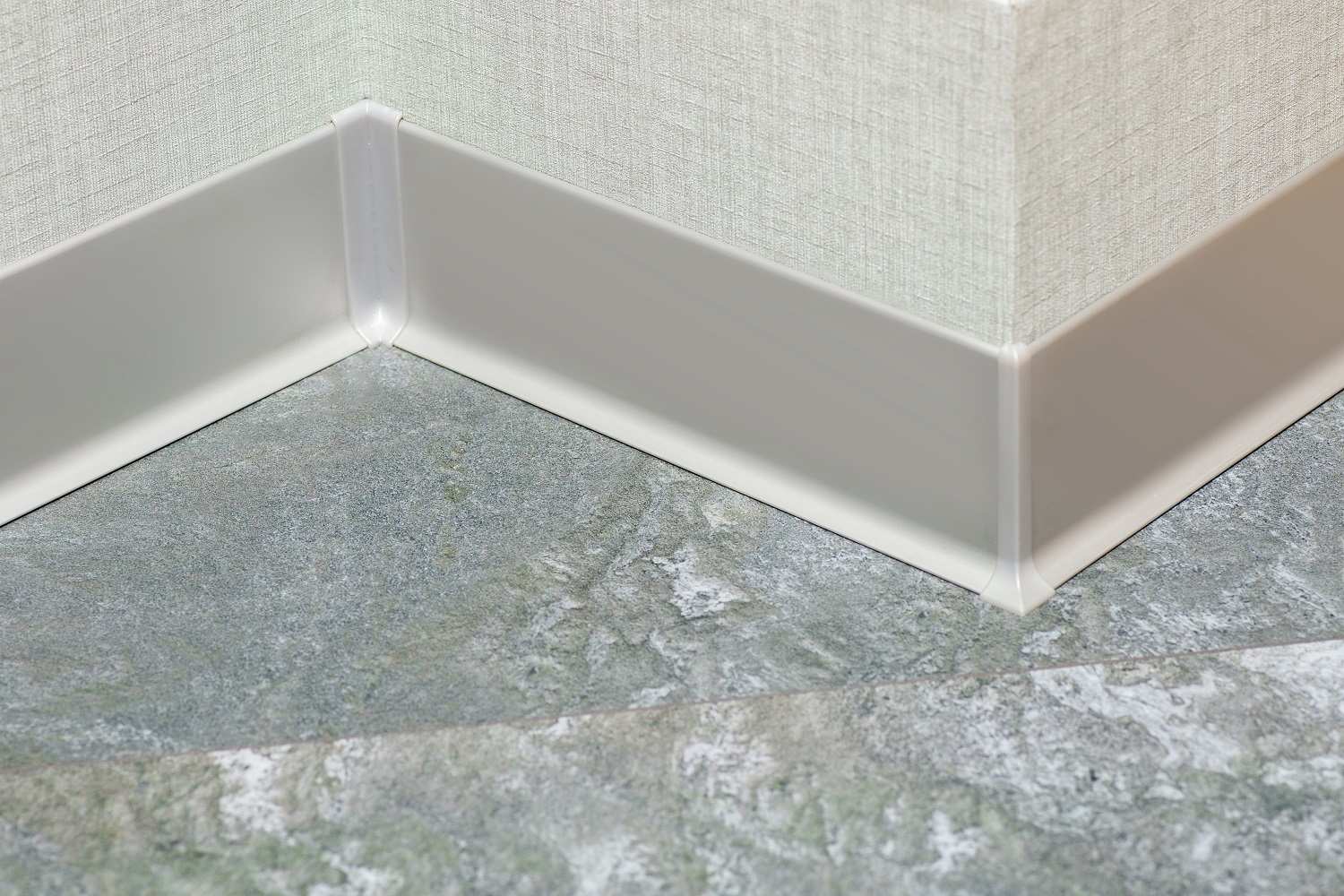 Алюминиевый плинтус AKBD60-MS 2,5м Серебро матовое